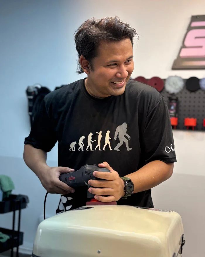 Hafiz Nasir working with a polisher in the studio