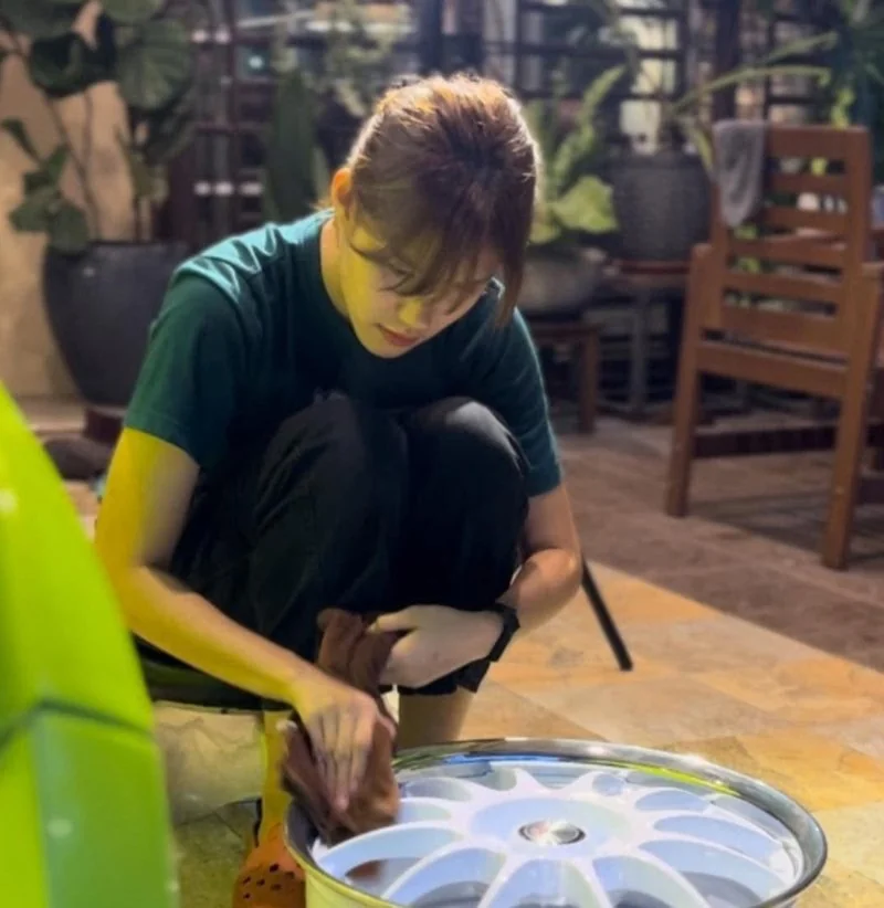 Nina cleaning a wheel at home during the early days of 9NERS