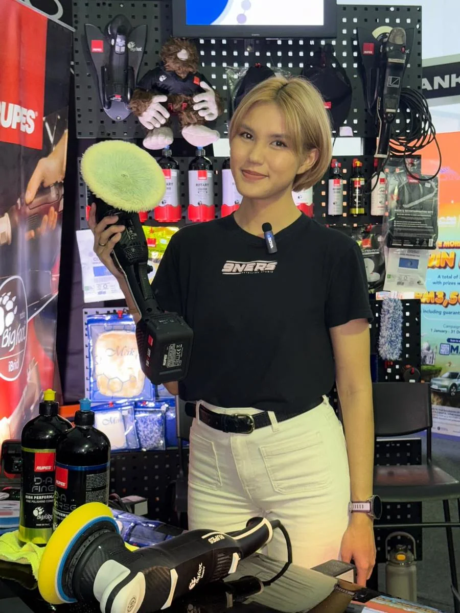 Nina at the 9NERS booth with a polisher