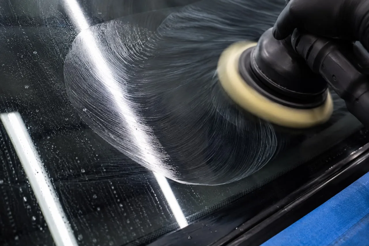 Machine-polishing watermarks off a windscreen